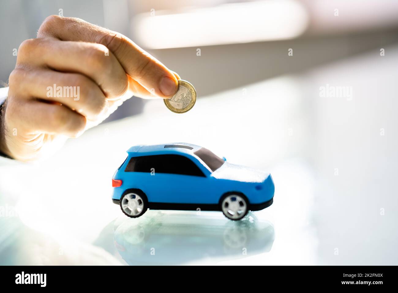 Geld Für Auto Sparen. Fahrzeugpreise Stockfoto