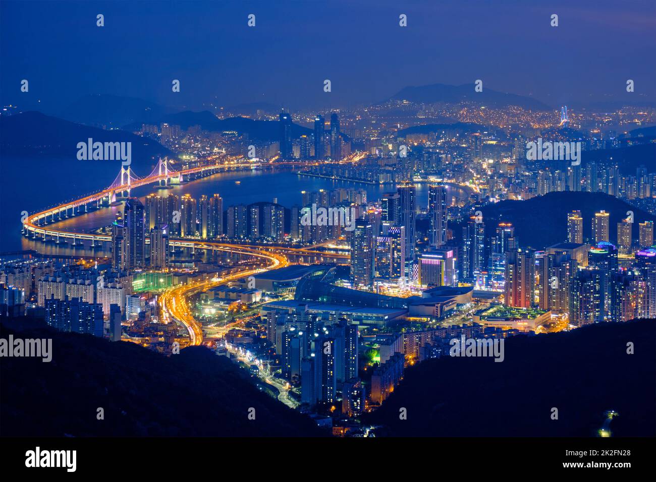 Busan Stadtbild Gwangan Bridge bei Nacht Stockfoto