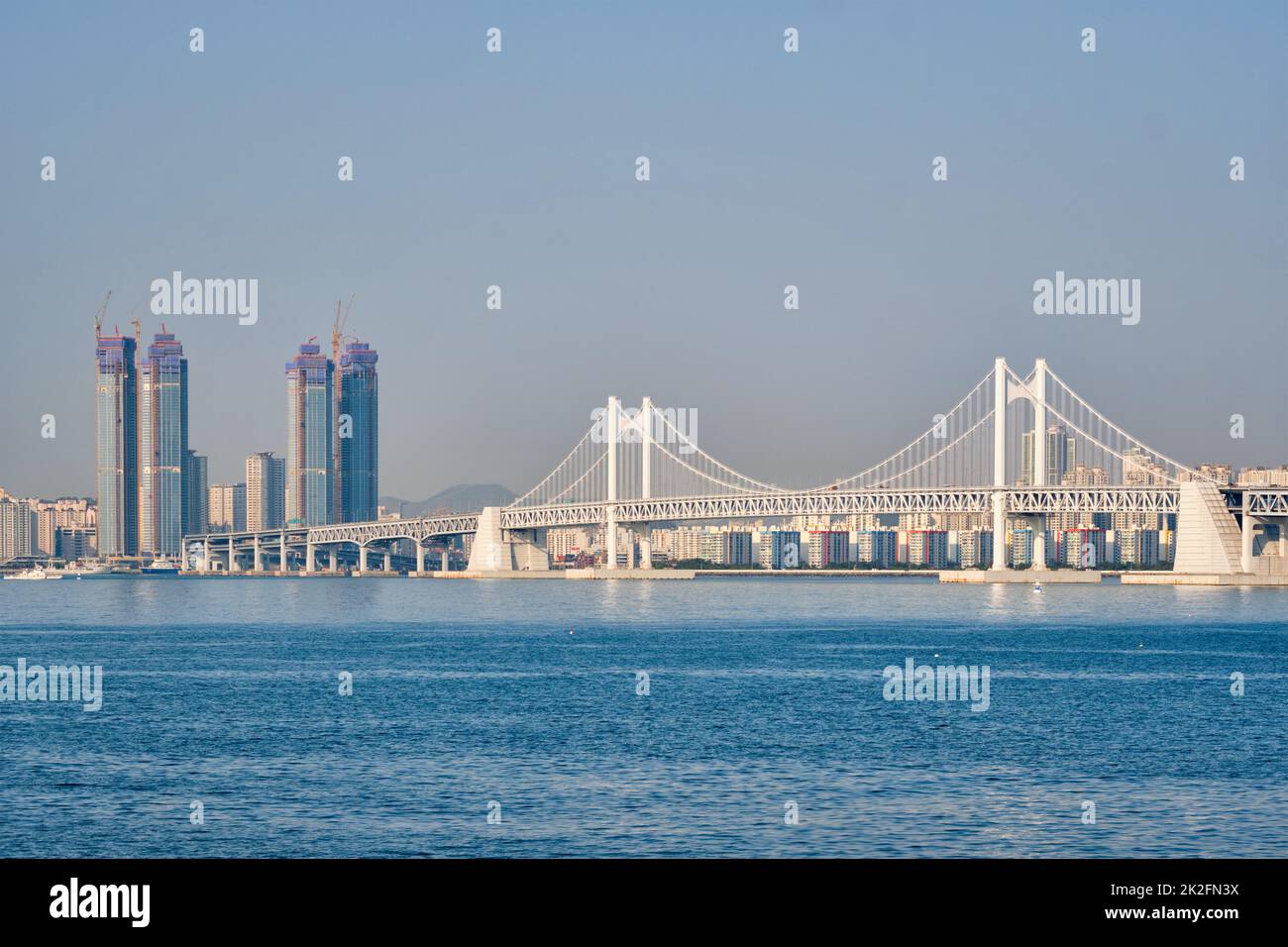 Gwangan Brücke und Wolkenkratzer in Busan, Südkorea Stockfoto
