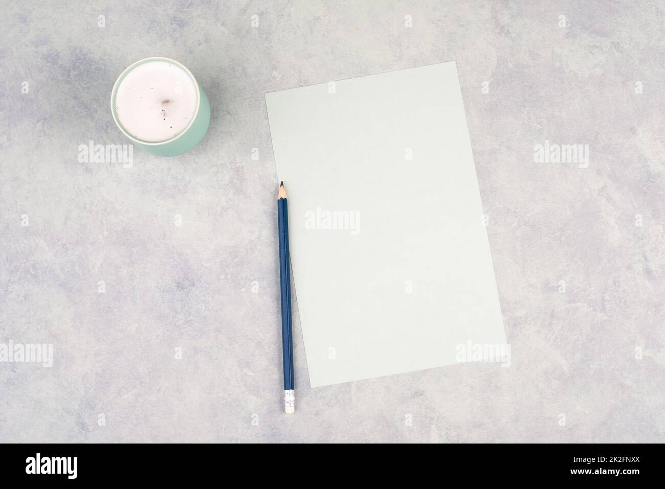 Leeres Papier mit einem Stift und einer Tasse Kaffee, strukturierter Hintergrund, Brainstorming für neue Ideen, Schreiben einer Nachricht, eine Pause machen, Schreibtisch im Home Office Stockfoto