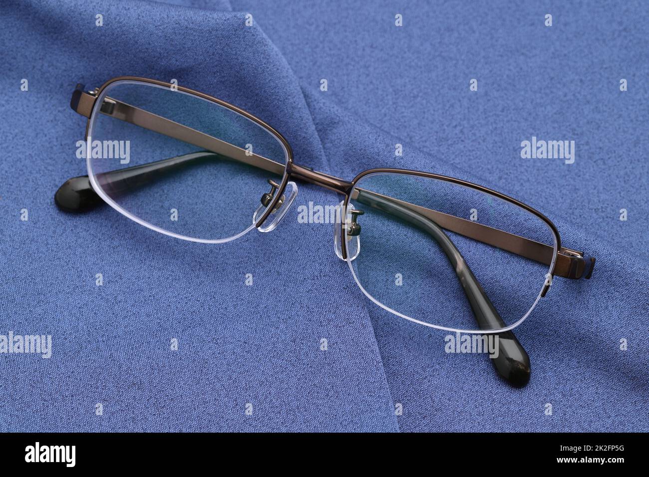 Stilvolle Brille und blaues Glasreinigungstuch Stockfoto