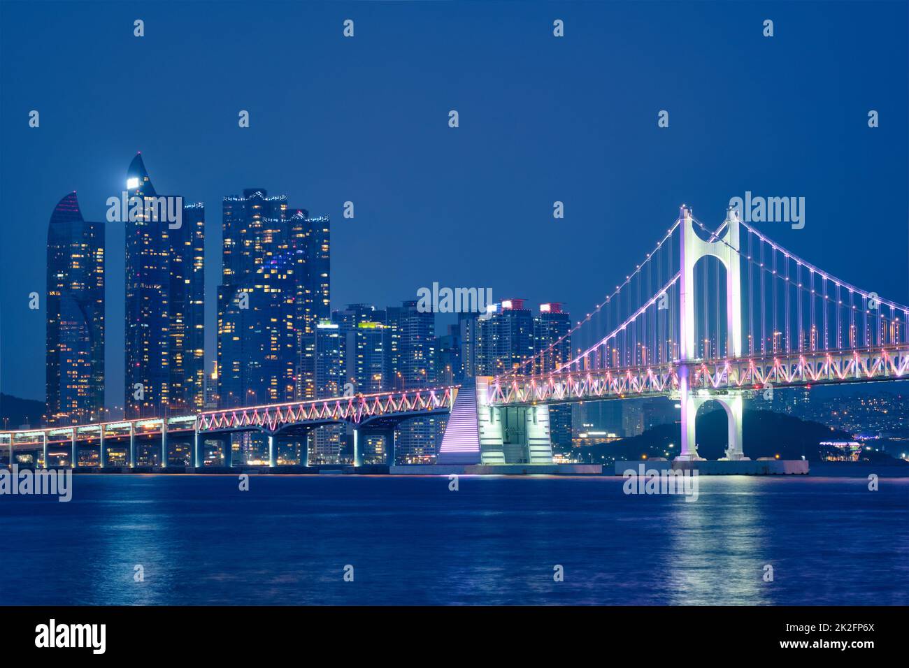 Gwangan Brücke und Wolkenkratzer in der Nacht. Busan, Südkorea Stockfoto
