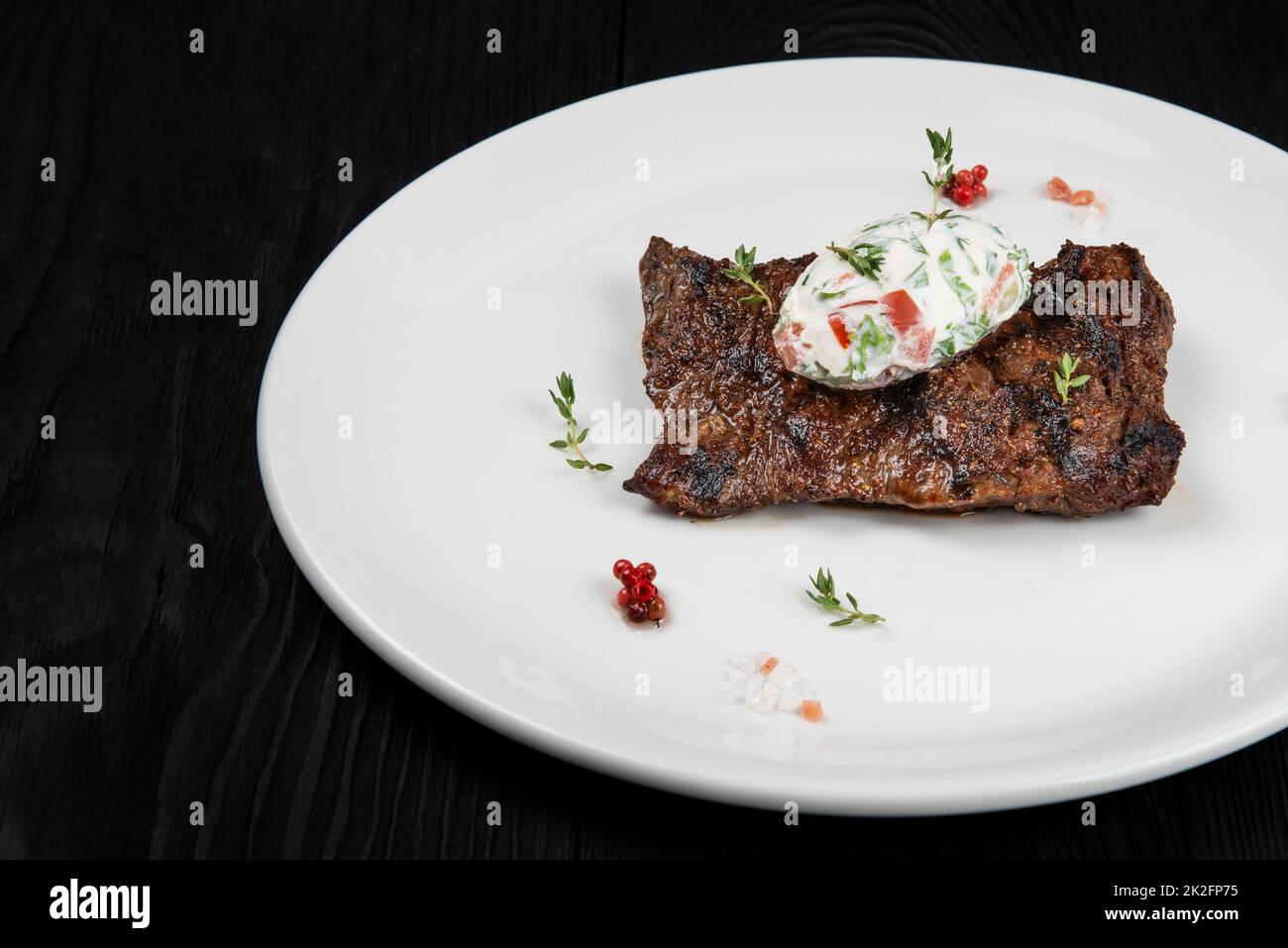 Gegrilltes, saftig mariniertes Rindfleisch-Flankensteak Stockfoto