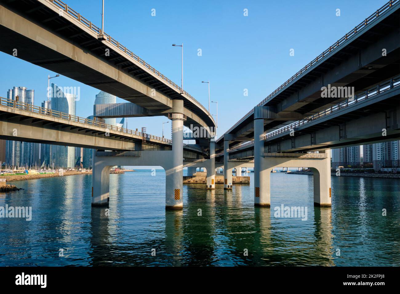 Busan Wolkenkratzer und Gwangan Brücke, Südkorea Stockfoto