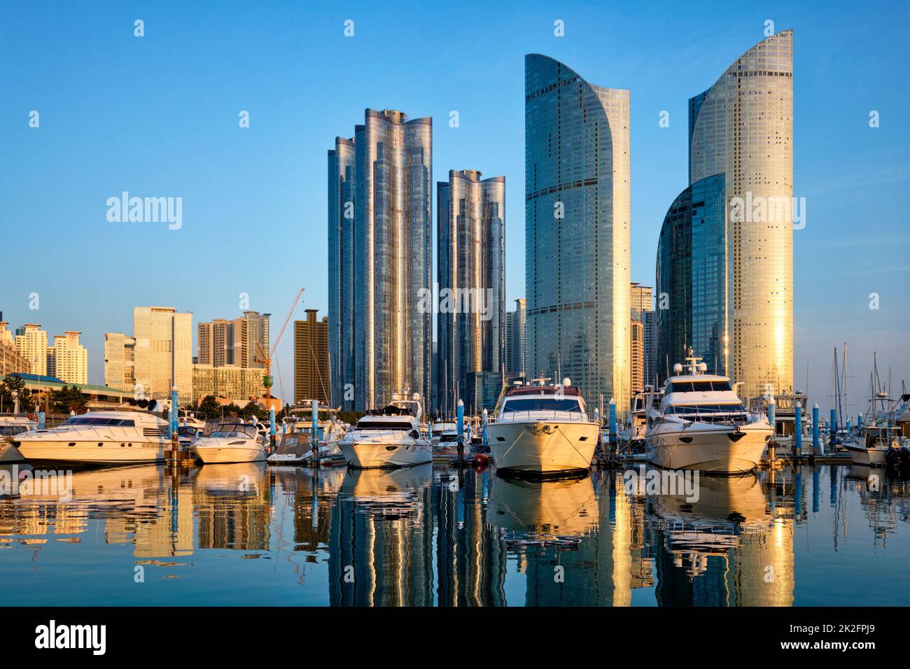 Busan Hafen mit Yachten auf Sonnenuntergang, Südkorea Stockfoto