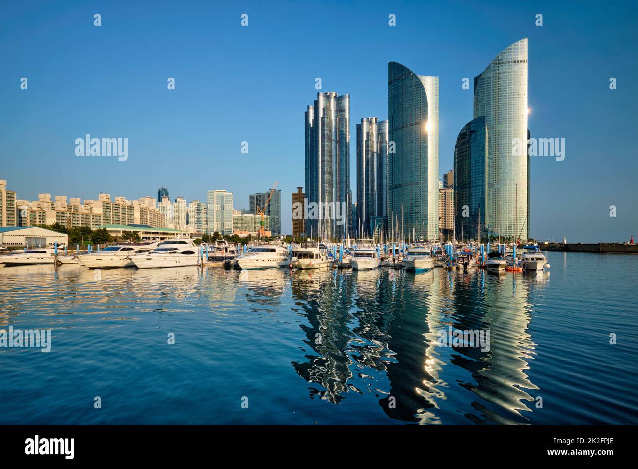 Busan Hafen mit Yachten auf Sonnenuntergang, Südkorea Stockfoto