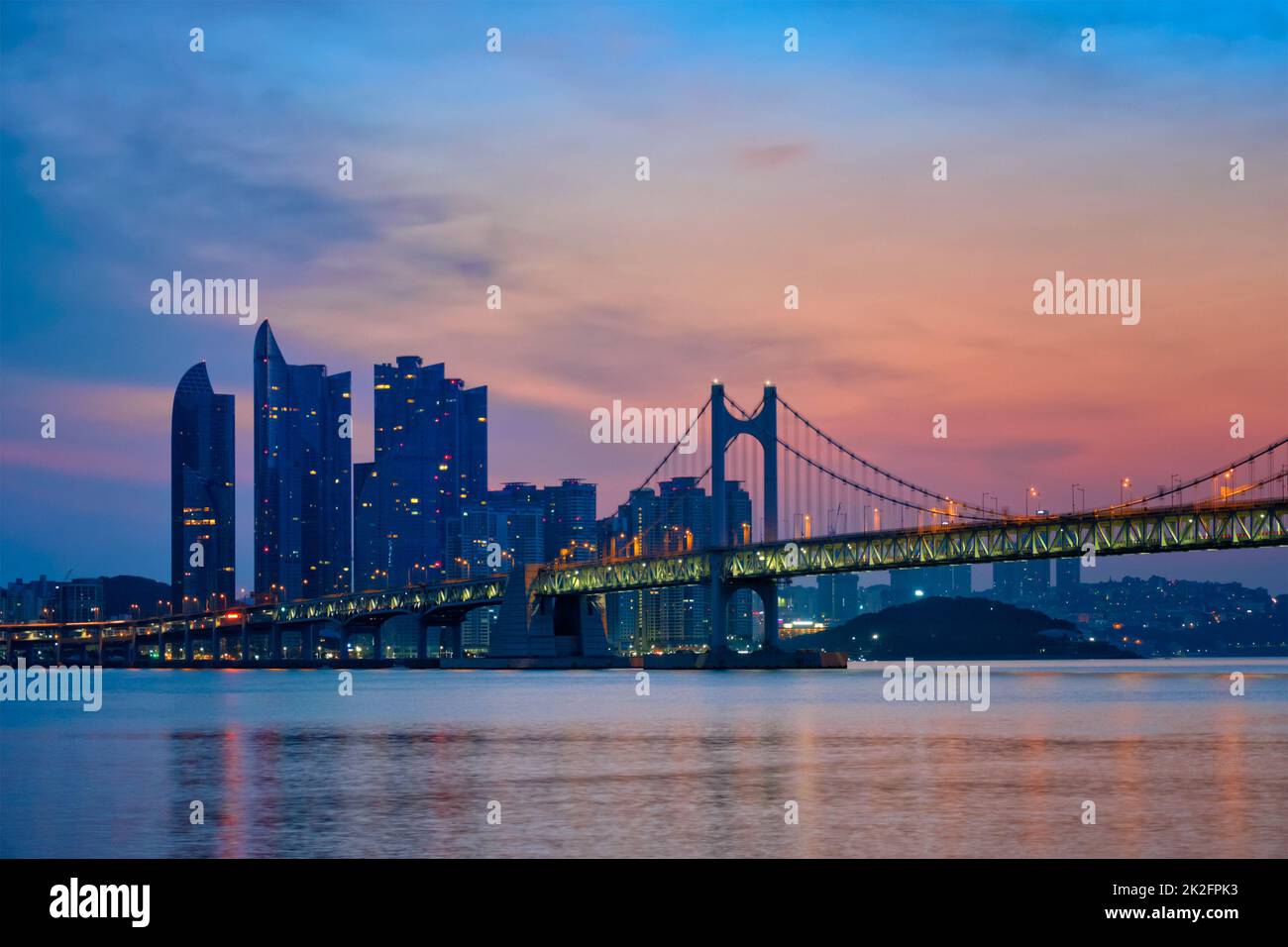 Gwangan Brücke auf den Sonnenaufgang. Busan, Südkorea Stockfoto