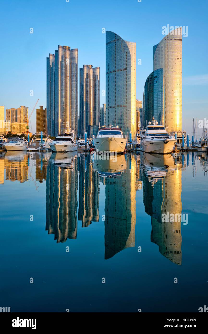 Busan Hafen mit Yachten auf Sonnenuntergang, Südkorea Stockfoto