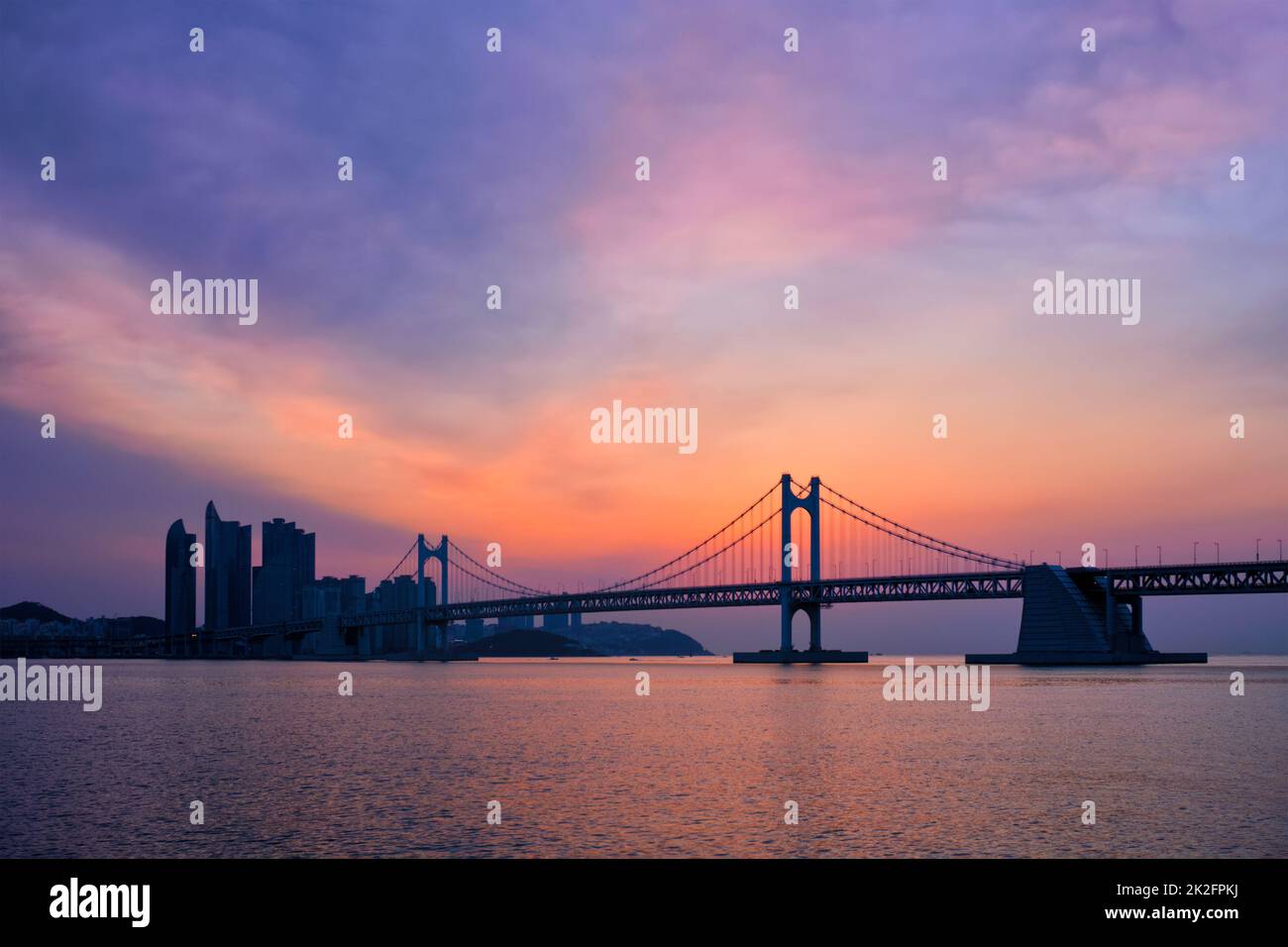 Gwangan Brücke auf den Sonnenaufgang. Busan, Südkorea Stockfoto