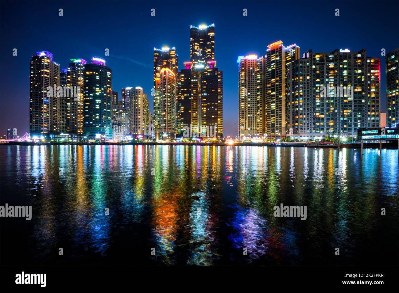 Busan Marina City Wolkenkratzer in der Nacht illluminated Stockfoto