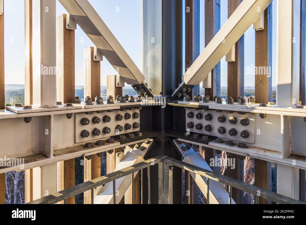 Detail der Stahlschrauben, die massive industrielle Stahlkonstruktion verbinden Stockfoto
