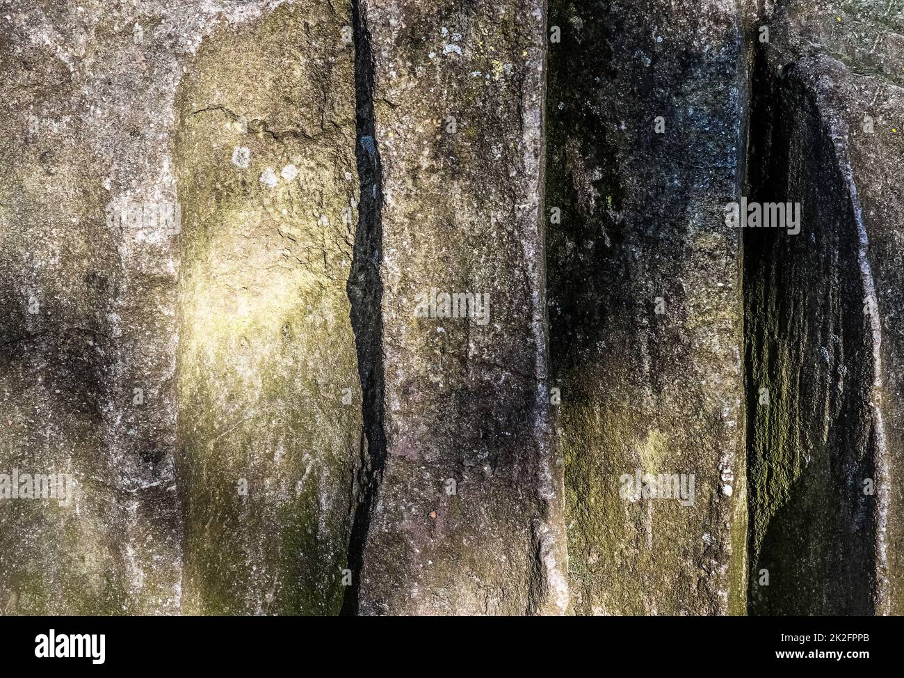 Veraltete Betonwände in modernen und hostorischen Gebäuden mit Rissen und viel Struktur in hoher Auflösung. Stockfoto