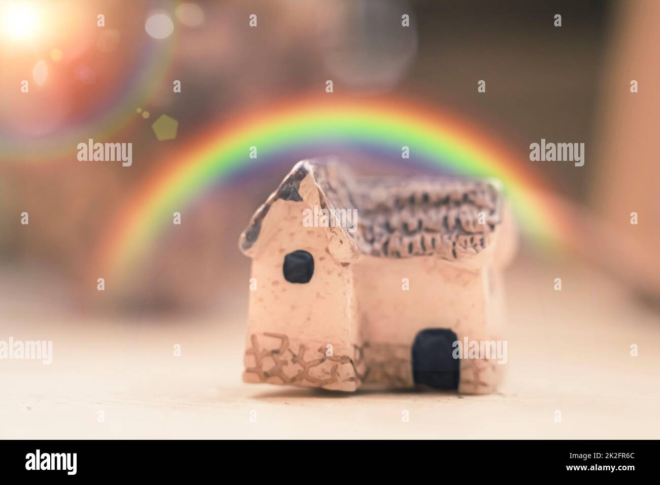 regenbogen über einem Haus, gute optimistische Aussichten für die Zukunft der Immobilienwirtschaft Stockfoto