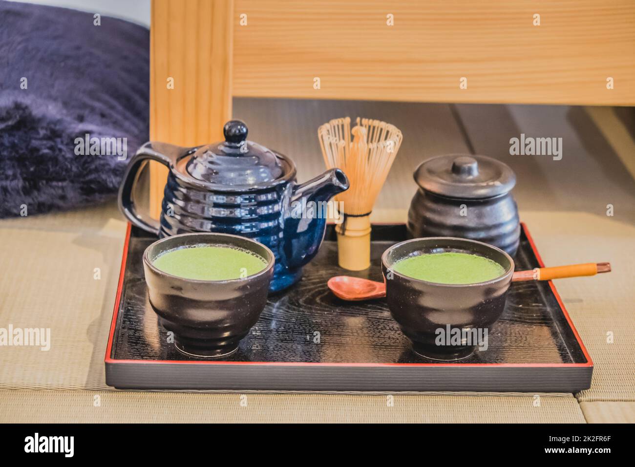 Kunst der japanischen lebenden grünen Tee Ryokucha traditionelle Zeremonie bestehen aus Teekanne, Teetasse, Teebürste setzen in Stockfoto