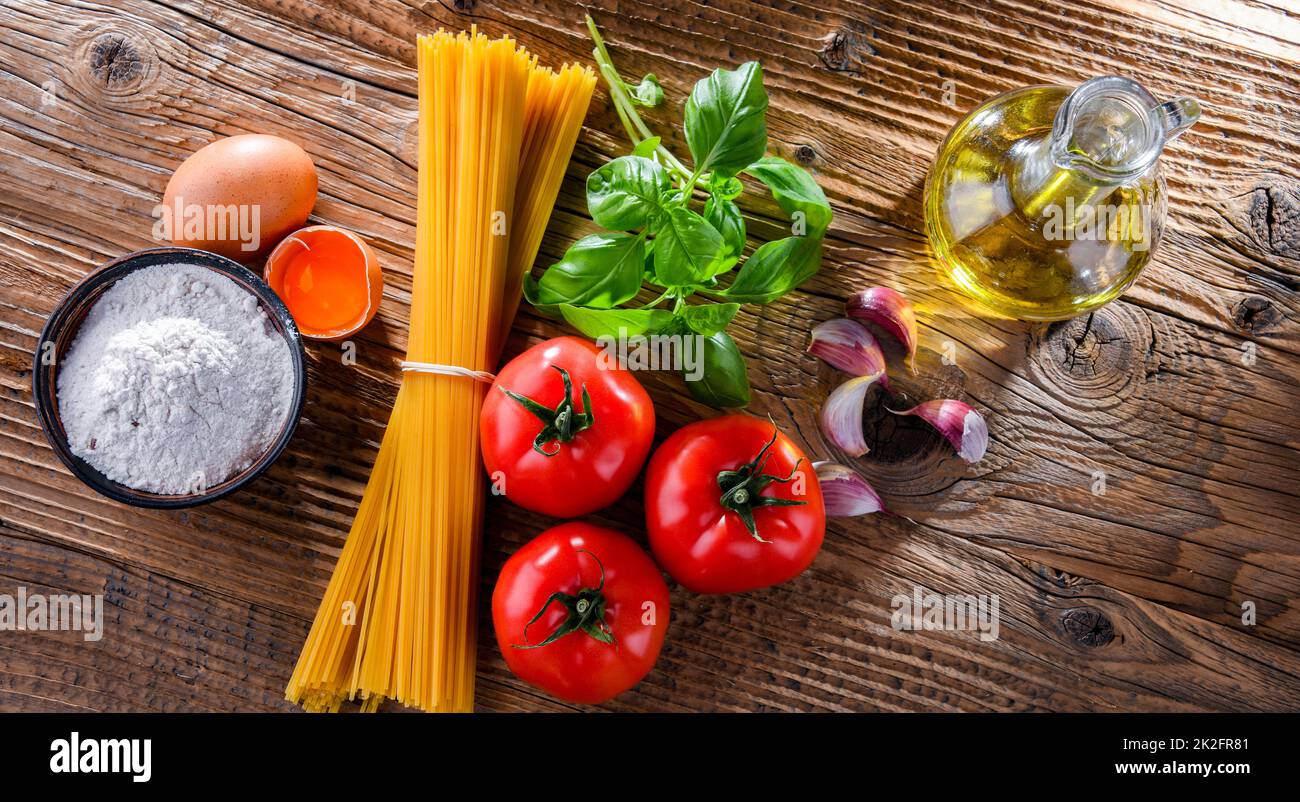Zusammensetzung mit getrockneten Spaghetti und Nudelzutaten Stockfoto