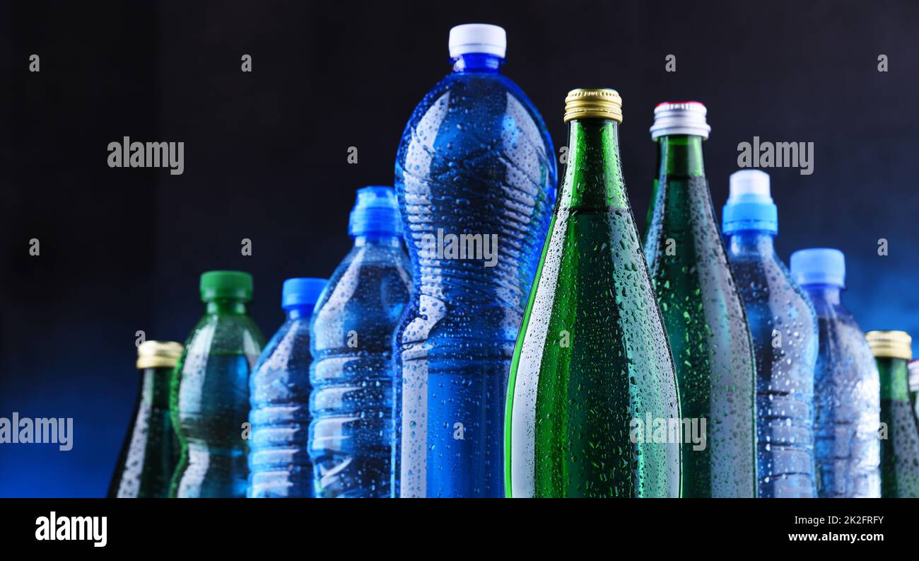 Verschiedene Arten von Flaschen mit Mineralwasser Stockfoto