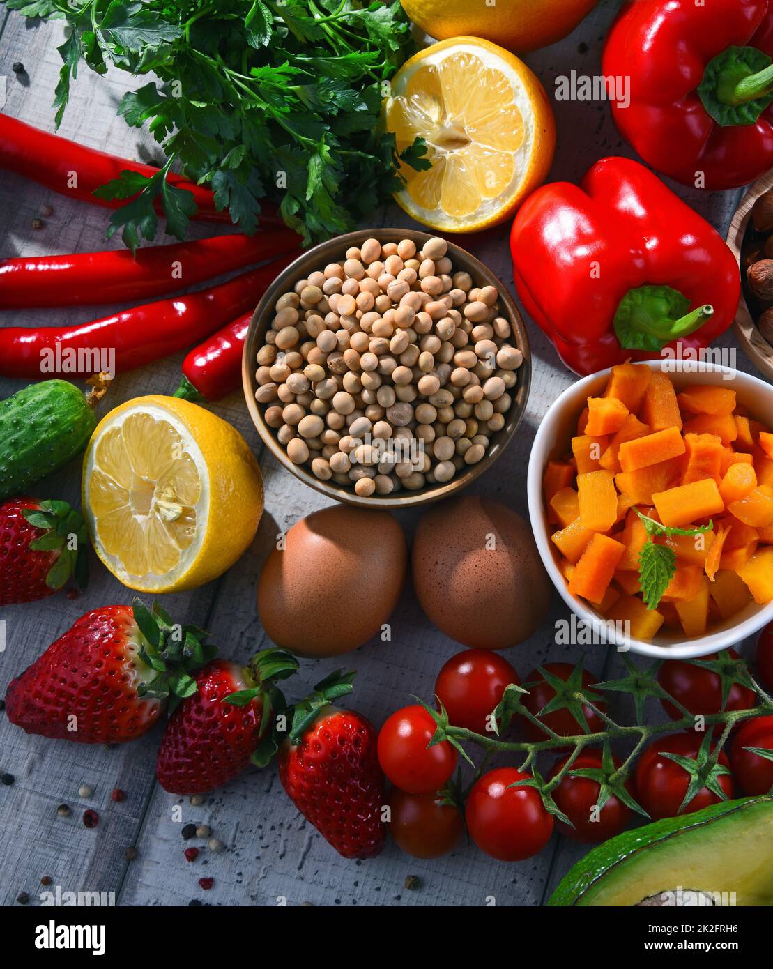 Verschiedene Bio-Lebensmittel auf dem Tisch Stockfoto