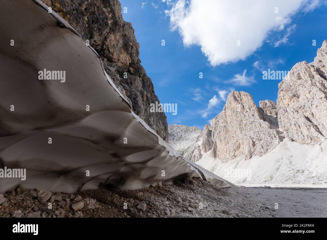 Schmelzender Schnee am Antermoia See, Dolomiten, Catinaccio Gruppe Stockfoto