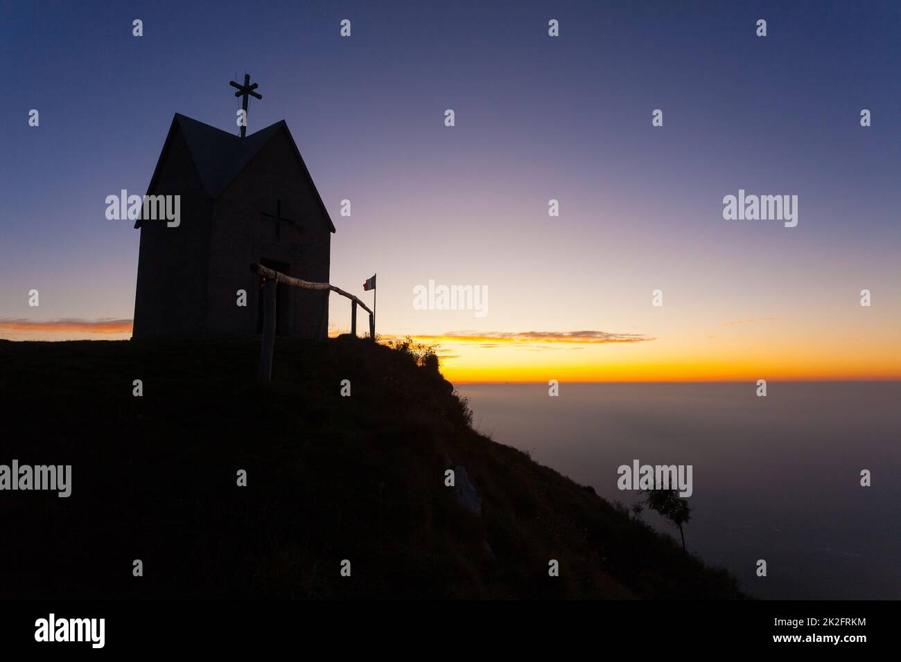 Morgendämmerung an der kleinen Kirche, Berg Grappa Landschaft, Italien Stockfoto