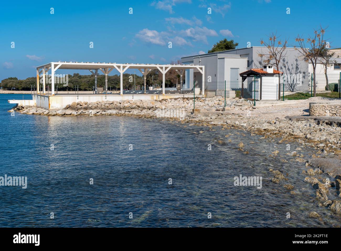 Vor der Saison an der Küste in Petrcane bei Zadar in der dalmatinischen Region in Kroatien. Stockfoto