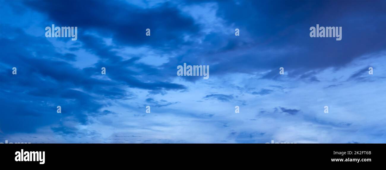 Nacht Dämmerung Abendhimmel mit Wolken Stockfoto