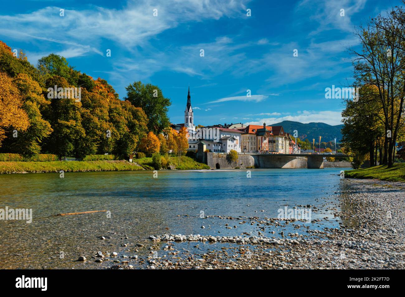 Bad Tolz - malerische Kurstadt in Bayern, Deutschland im Herbst und Isar Stockfoto