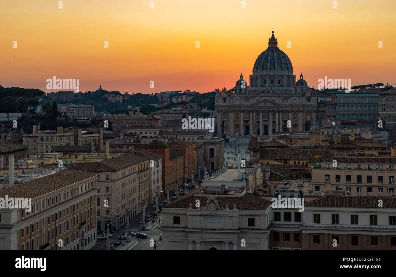 Petersdom und Via della Conciliazione bei Sonnenuntergang Stockfoto
