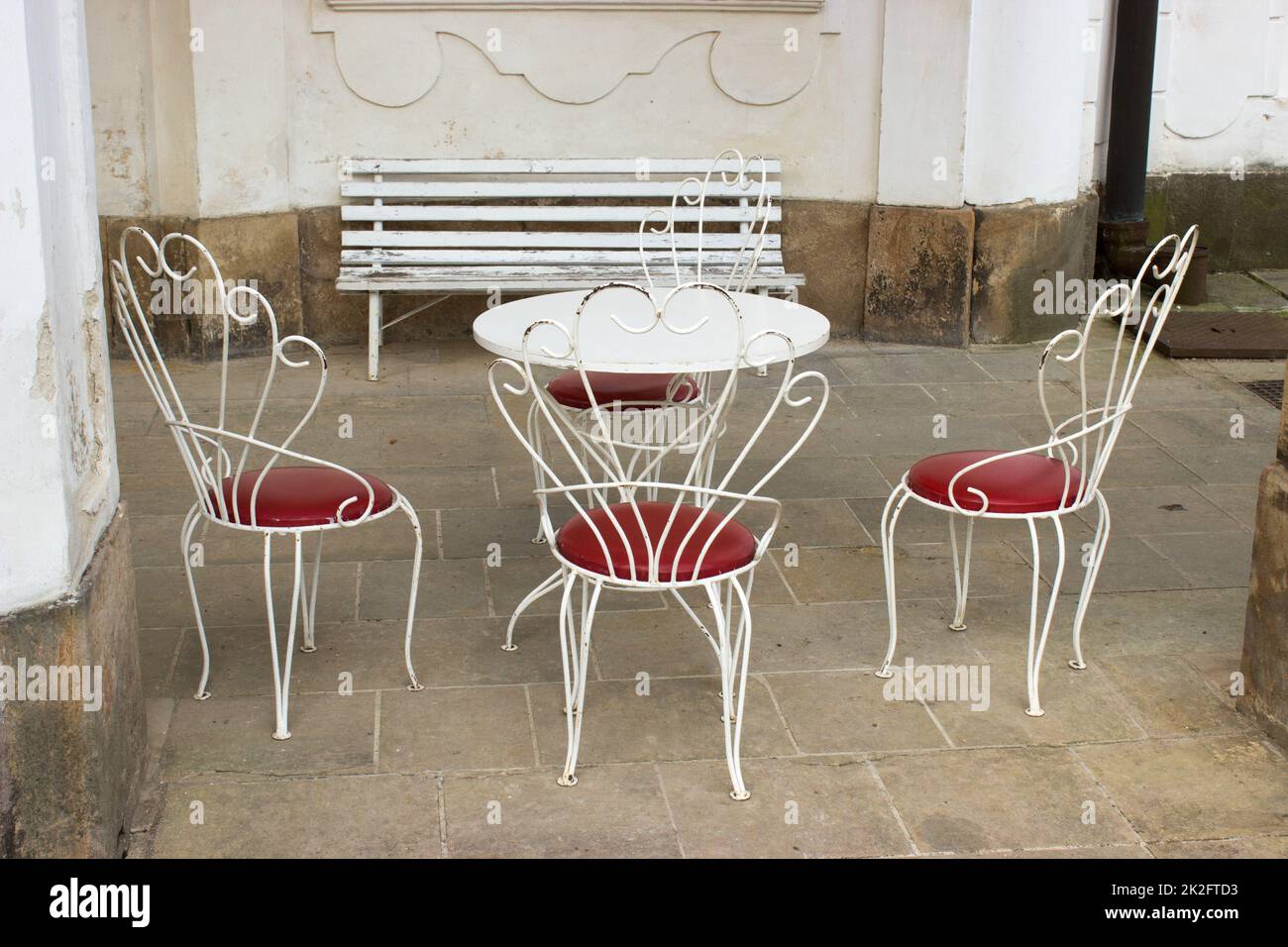 Stühle in Pfauenform mit rundem Tisch Stockfoto