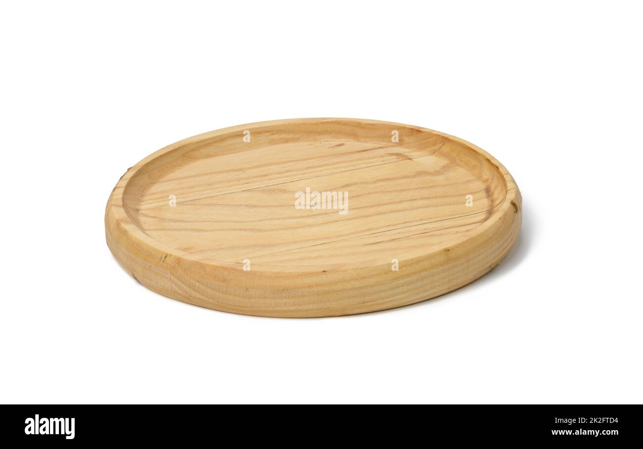 Leere runde Holzplatte zum Servieren von Käse, Gemüse auf weißem, isoliertem Hintergrund Stockfoto