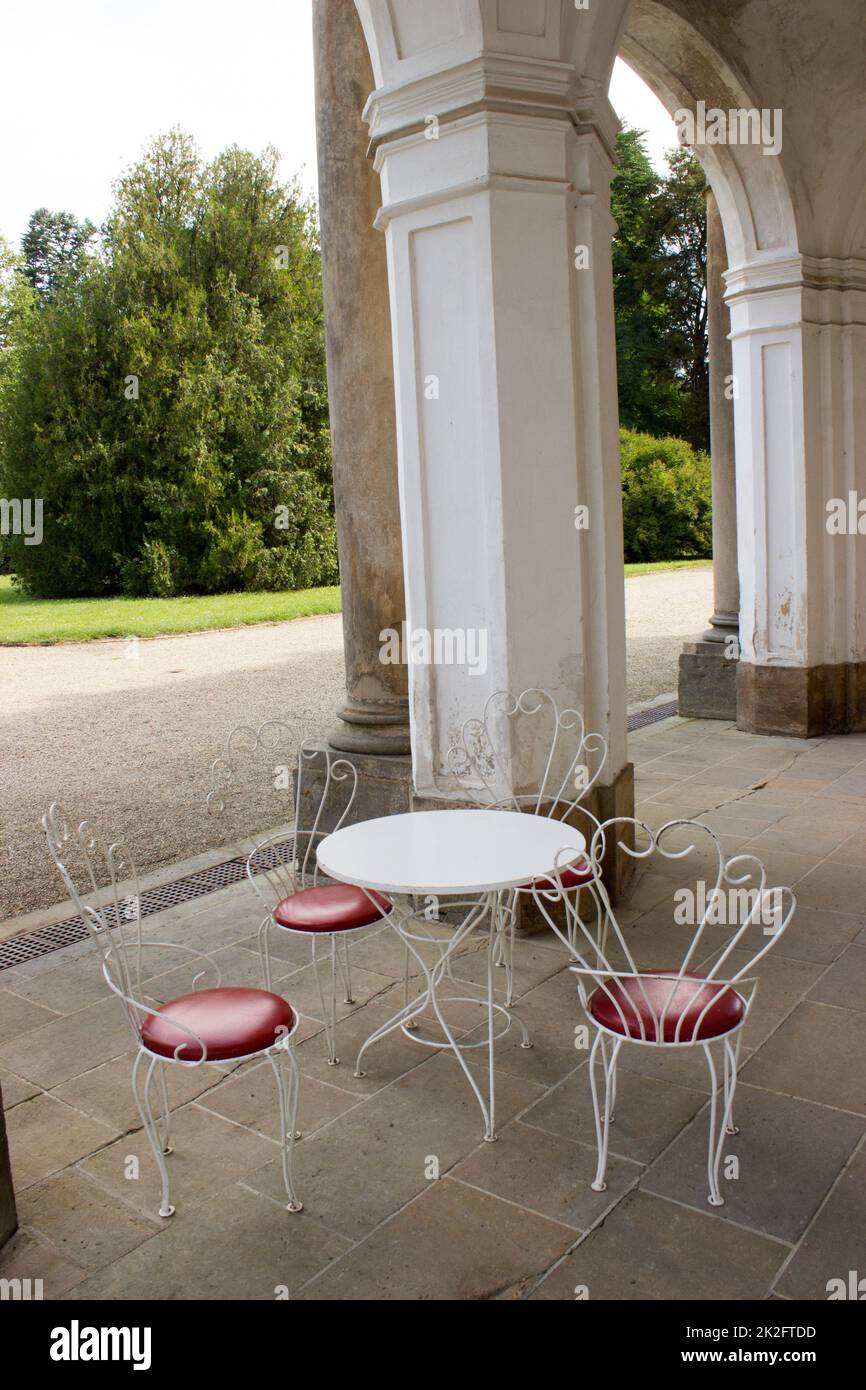 Stühle in Pfauenform mit rundem Tisch Stockfoto
