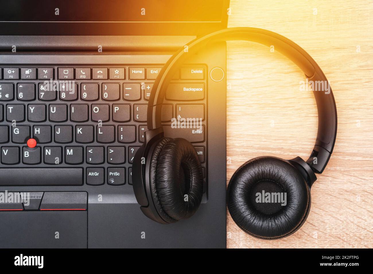 Professionelle Kopfhörer auf der Computertastatur Stockfoto