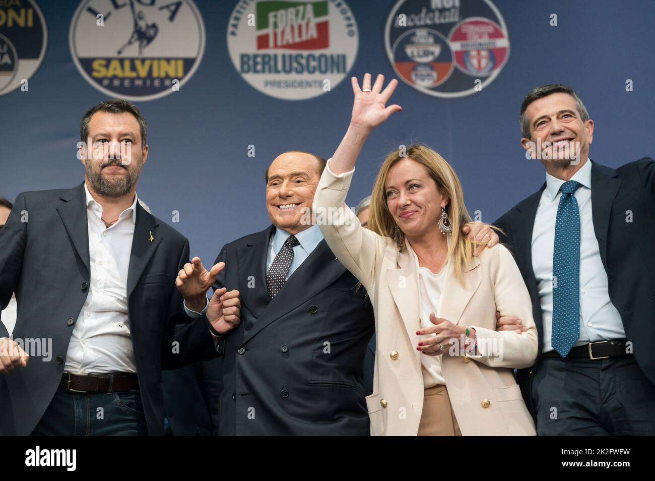 Roma, Italien. 22. September 2022. Matteo Salvini (L) mit Maurizio Lupi (R), Giorgia Meloni (R2) und Silvio Berlusconi (L2). Die Führer der Mitte-Rechts-Koalition versammelten sich am 25. September 2022 auf der Piazza del Popolo in Rom zur politischen Kundgebung ìInsieme per líItaliaî vor den Nationalwahlen. Kredit: SOPA Images Limited/Alamy Live Nachrichten Stockfoto