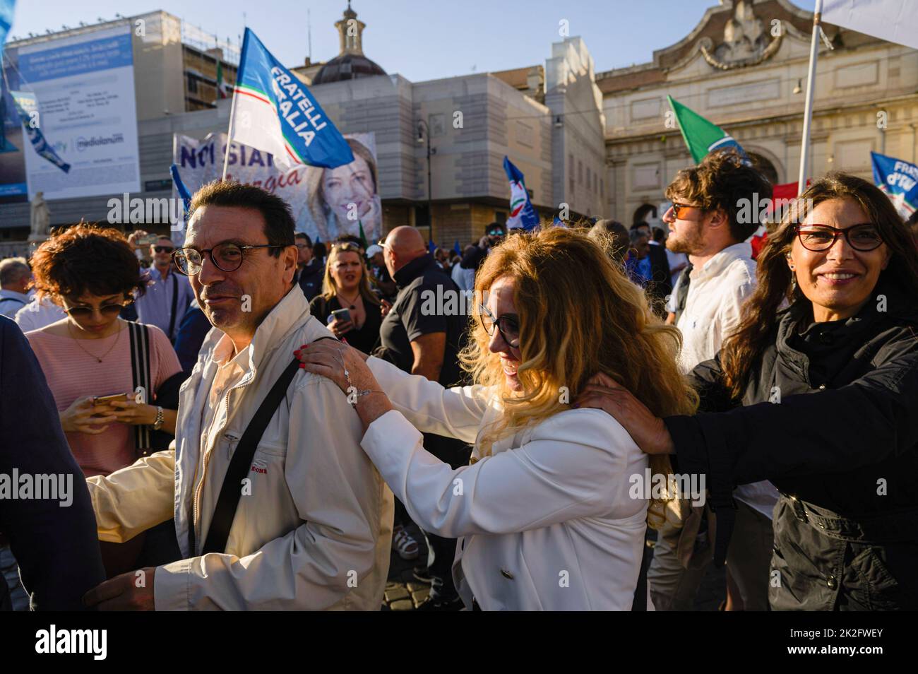 Roma, Italien. 22. September 2022. Unterstützer sahen auf dem Platz tanzen. Die Führer der Mitte-Rechts-Koalition versammelten sich am 25. September 2022 auf der Piazza del Popolo in Rom zur politischen Kundgebung ìInsieme per líItaliaî vor den Nationalwahlen. Kredit: SOPA Images Limited/Alamy Live Nachrichten Stockfoto