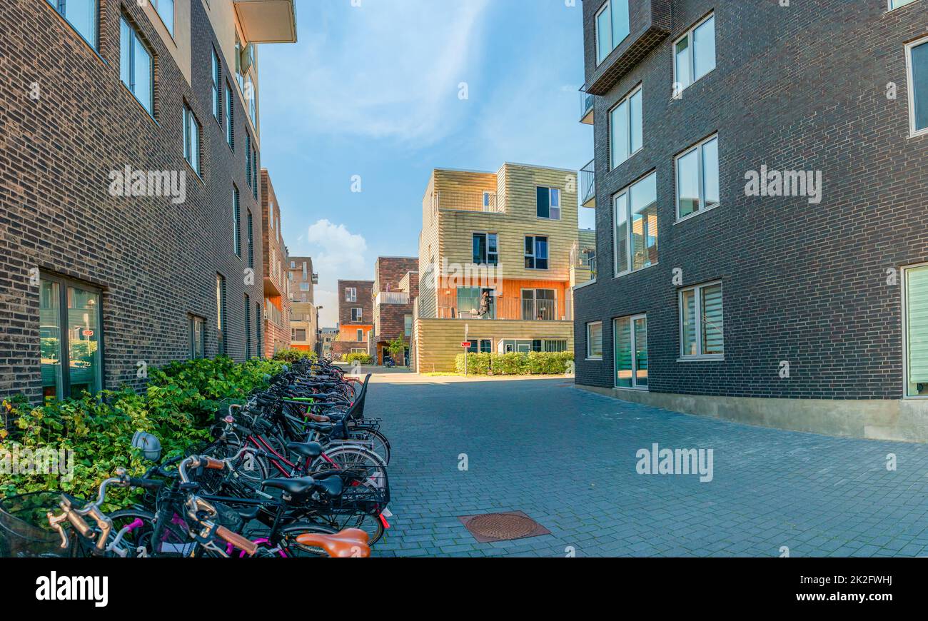 Moderne Häuser und Fahrräder in einem Wohngebiet Ã˜restad, nahe dem Eingang. Kopenhagen, Dänemark Stockfoto