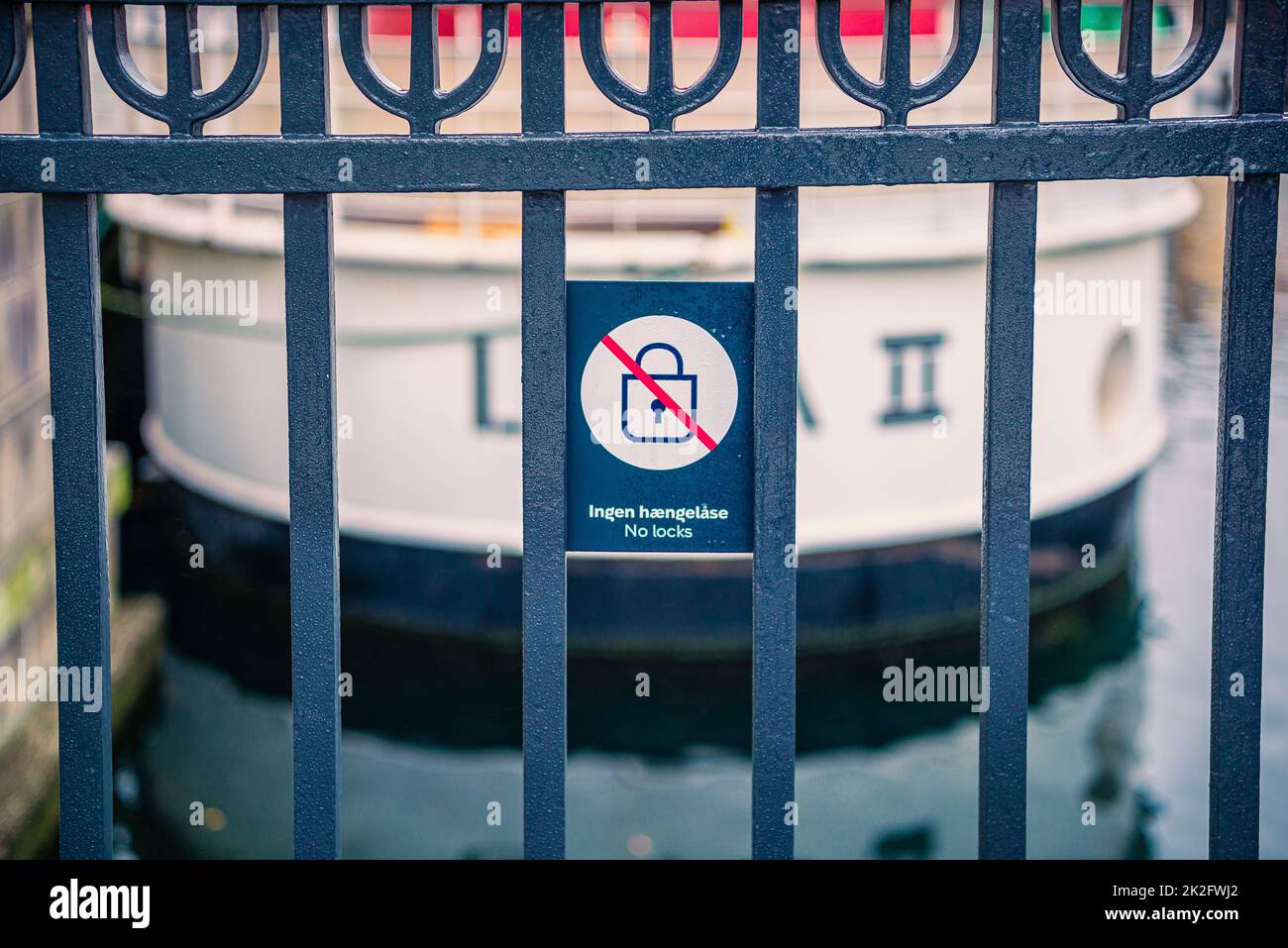 Ein Schild ohne Schleusen, Warnung vor Schleusen an den Geländern der Nyhavn-Brücke. Kopenhagen, Dänemark Stockfoto