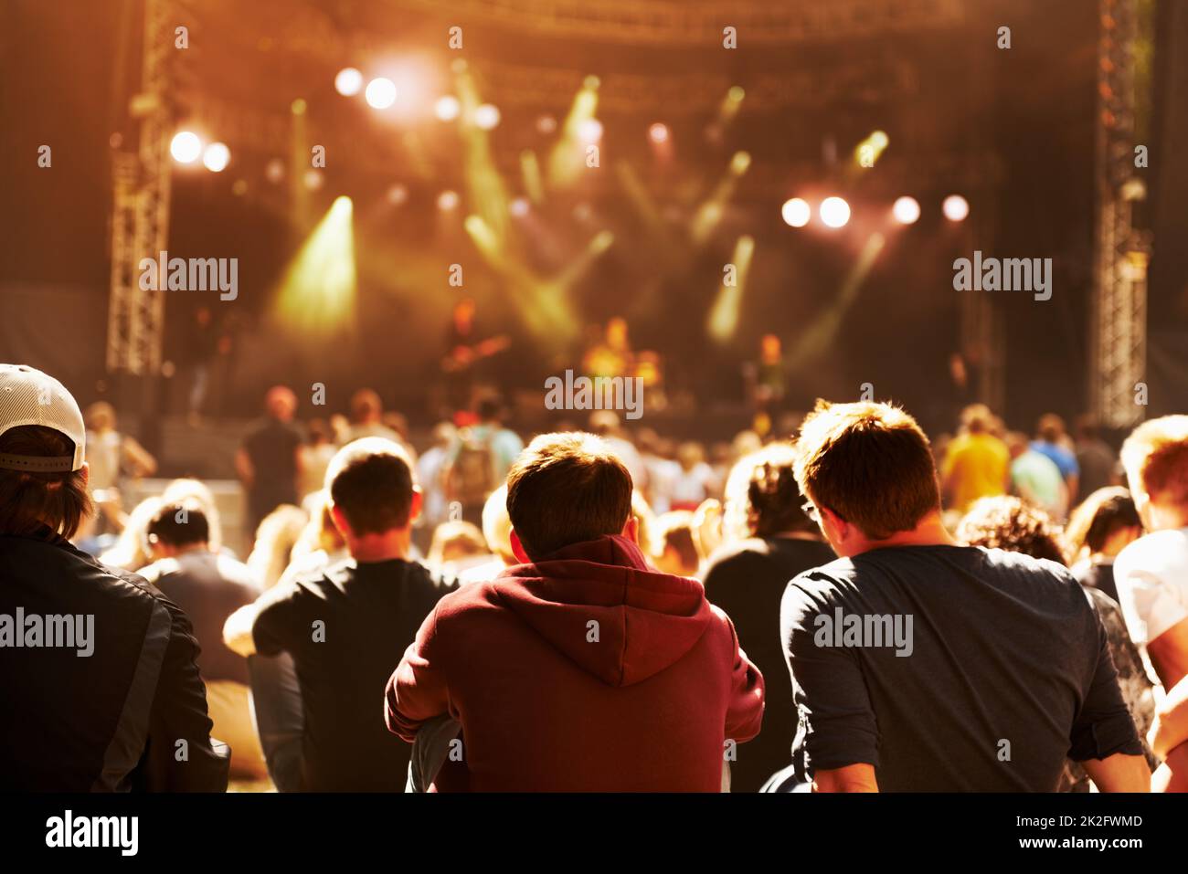 Epische Show. Rückansicht eines Publikums, das einen Auftritt auf einem Musikfestival ansieht. Stockfoto