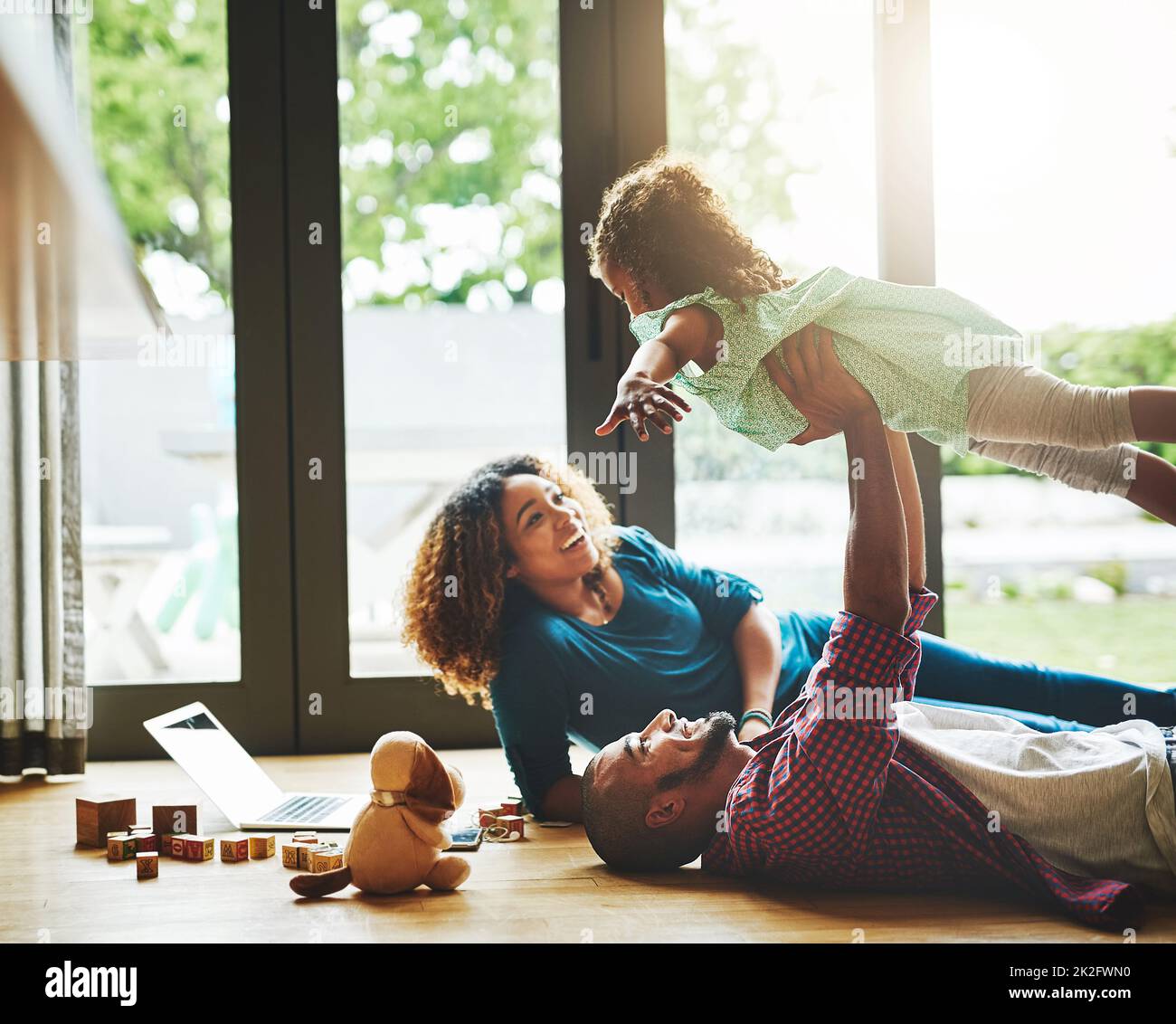 Kleben zu Hause. Eine Aufnahme einer dreiköpfigen Familie, die viel Zeit miteinander verbringt. Stockfoto