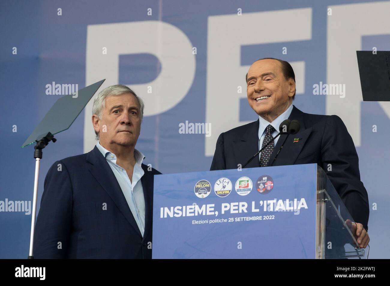 Roma, Italien. 22. September 2022. Antonio Tajani (L), Koordinator von Forza Italia (FI), und Silvio Berlusconi (R) auf der Bühne. Die Führer der Mitte-Rechts-Koalition versammelten sich am 25. September 2022 auf der Piazza del Popolo in Rom zur politischen Kundgebung ìInsieme per líItaliaî vor den Nationalwahlen. Kredit: SOPA Images Limited/Alamy Live Nachrichten Stockfoto