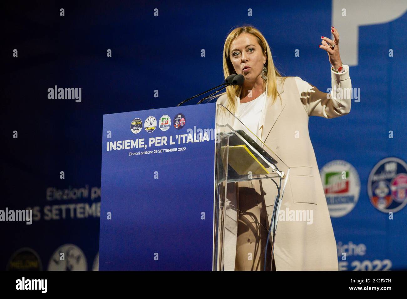 Roma, Italien. 22. September 2022. Giorgia Meloni, Leiterin von Fratelli d'Italia, spricht während der Kundgebung. Die Führer der Mitte-Rechts-Koalition versammelten sich am 25. September 2022 auf der Piazza del Popolo in Rom zur politischen Kundgebung ìInsieme per líItaliaî vor den Nationalwahlen. Kredit: SOPA Images Limited/Alamy Live Nachrichten Stockfoto