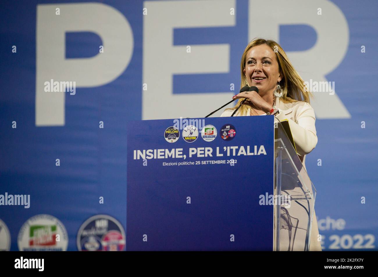 Roma, Italien. 22. September 2022. Giorgia Meloni, Leiterin von Fratelli d'Italia, spricht während der Kundgebung. Die Führer der Mitte-Rechts-Koalition versammelten sich am 25. September 2022 auf der Piazza del Popolo in Rom zur politischen Kundgebung ìInsieme per líItaliaî vor den Nationalwahlen. Kredit: SOPA Images Limited/Alamy Live Nachrichten Stockfoto