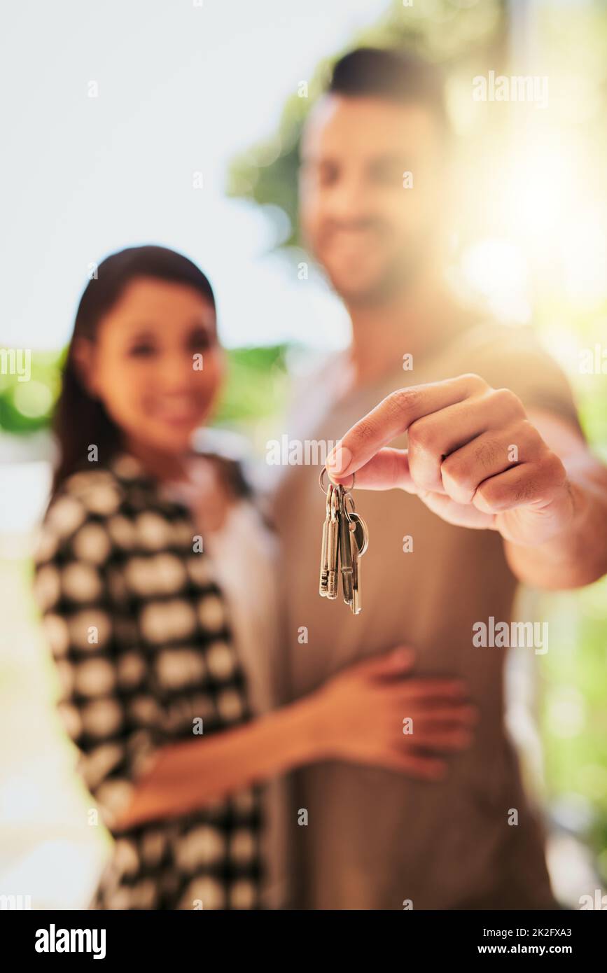 Wir besitzen sie jetzt. Porträt eines jungen Paares, das die Schlüssel zu ihrem neuen Zuhause hält. Stockfoto