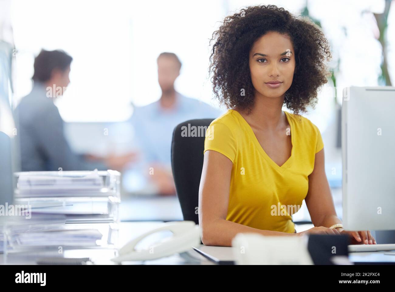 Konzentriert sich auf ihre Karriereziele. Ein Porträt einer attraktiven jungen Geschäftsfrau, die an ihrem Schreibtisch im Büro sitzt. Stockfoto