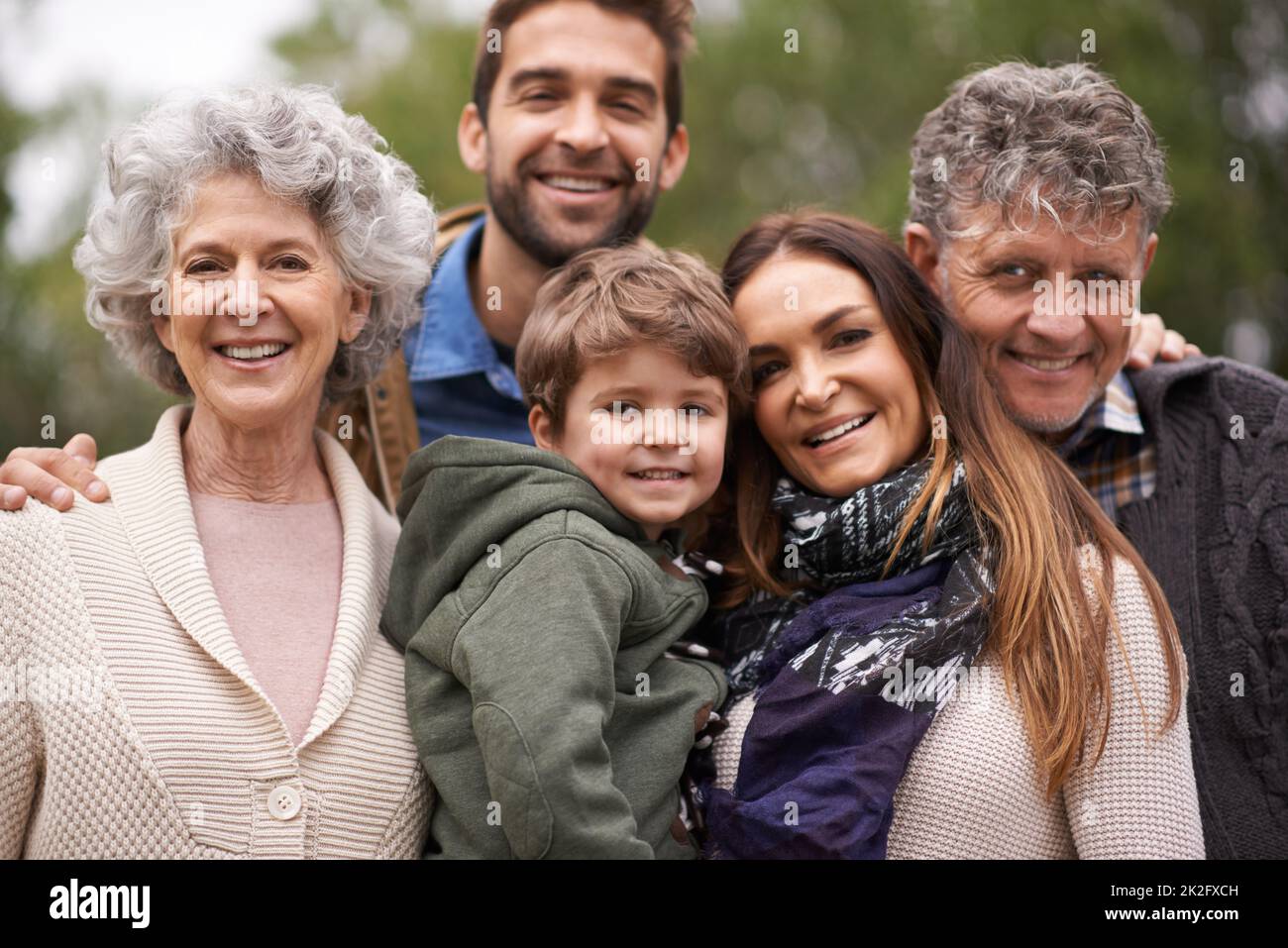 Eine große glückliche Familie. Porträt einer glücklichen Familie aus mehreren Generationen, die im Freien steht. Stockfoto