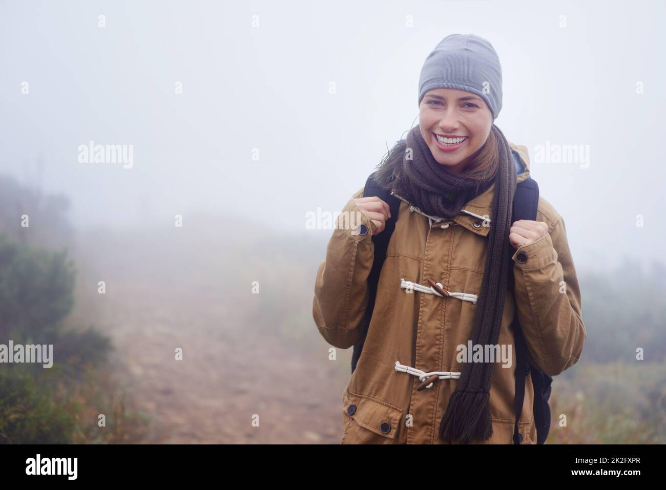 In diesem Tempo wird es in kürzester Zeit nicht mehr geben. Porträt einer attraktiven jungen Frau beim Wandern an einem bewölkten Tag. Stockfoto