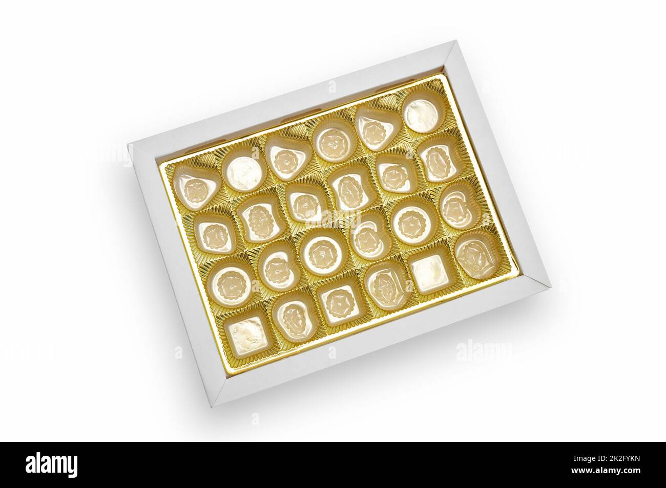 Draufsicht auf leere Bonbonkiste auf weißem Hintergrund. Goldfarbenes Tablett für Süßigkeiten und Süßwaren. Stockfoto
