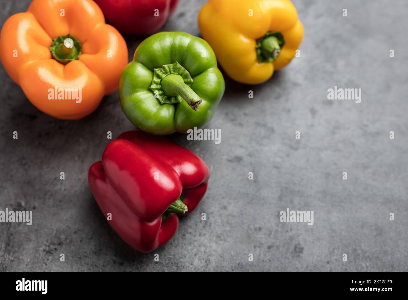 Farbenfrohe, frisch geerntete Paprika Stockfoto