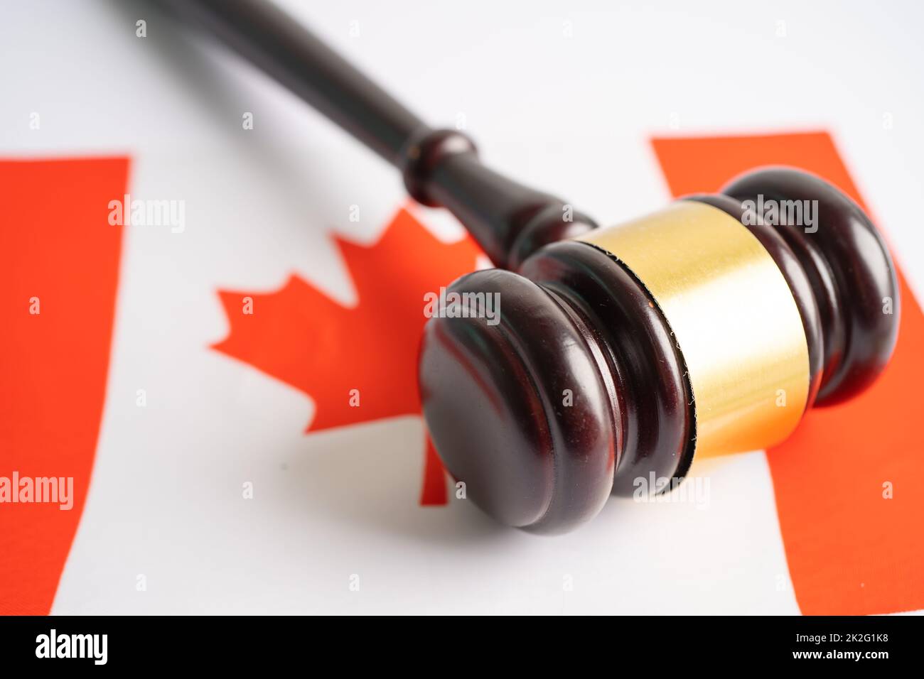 Kanada Flagge mit Gavel für Richter Anwalt. Gesetz und Gericht Konzept. Stockfoto