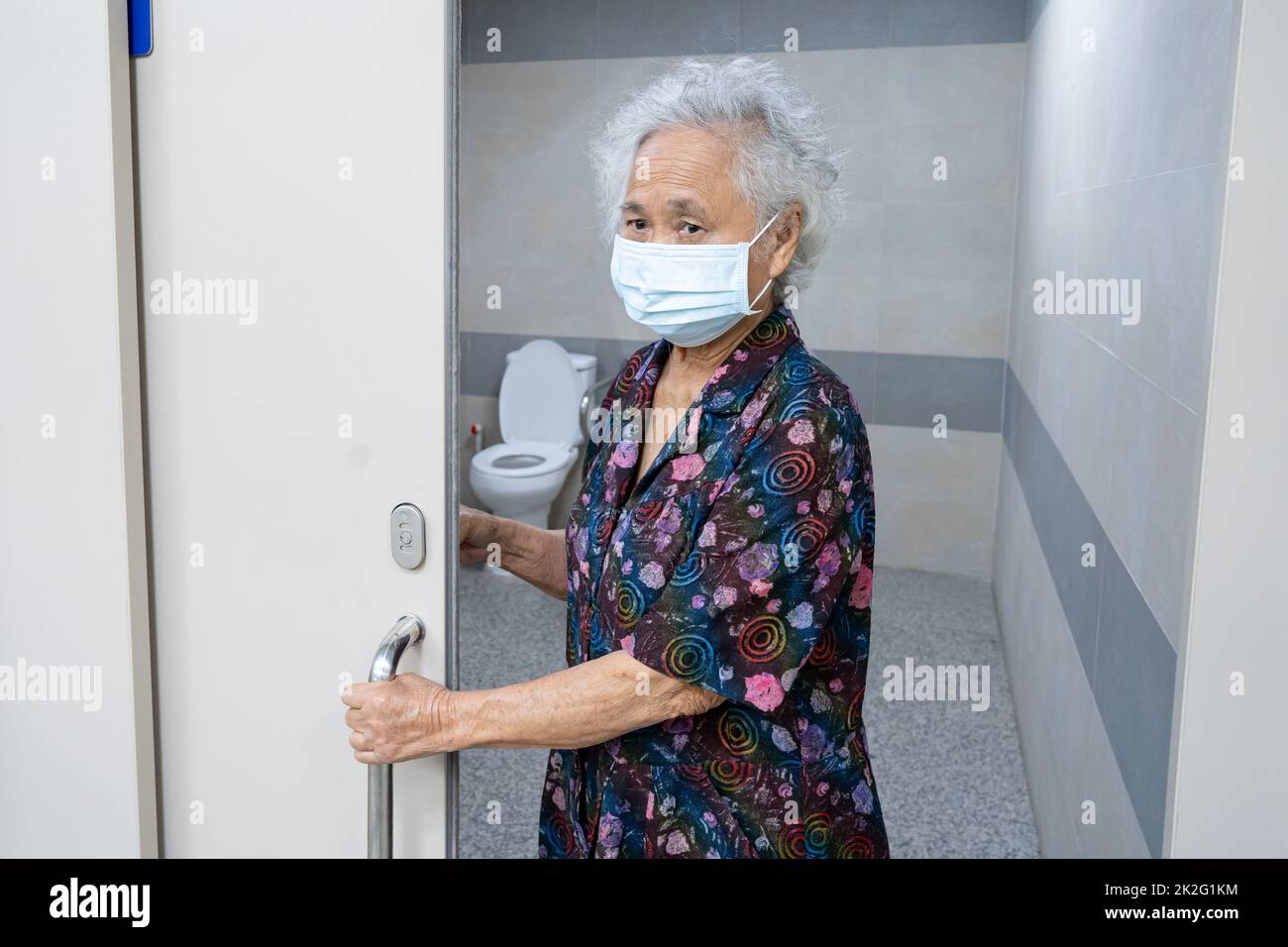 Asiatische ältere ältere alte Dame Frau Patient offene Toilette Bad von Hand in Krankenpflege-Station, gesund starke medizinische Konzept. Stockfoto