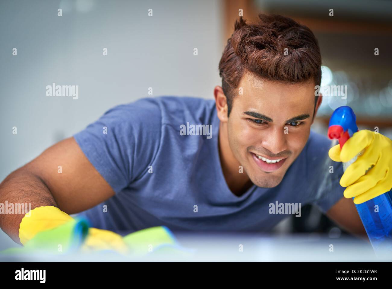 Eifrig zu reinigen. Aufnahme eines jungen Mannes, der Hausaufgaben macht. Stockfoto