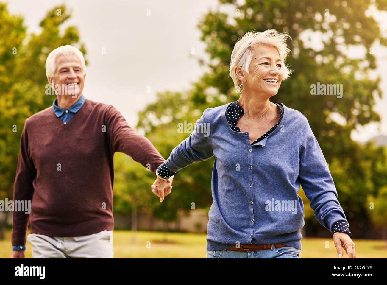 Liebe hält eine Ehe am Leben. Aufnahme eines glücklichen älteren Paares, das einen Spaziergang im Park macht. Stockfoto